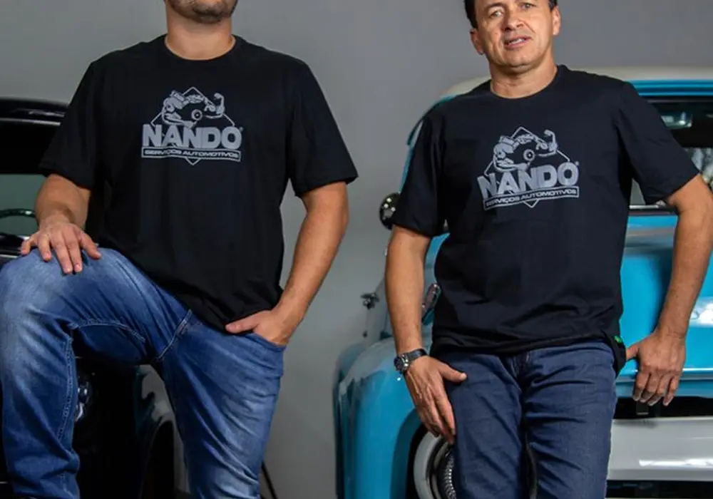 Camiseta Preta - Logo Cinza