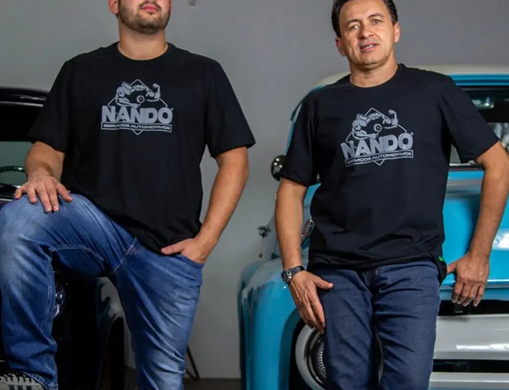 Camiseta Preta - Logo Cinza