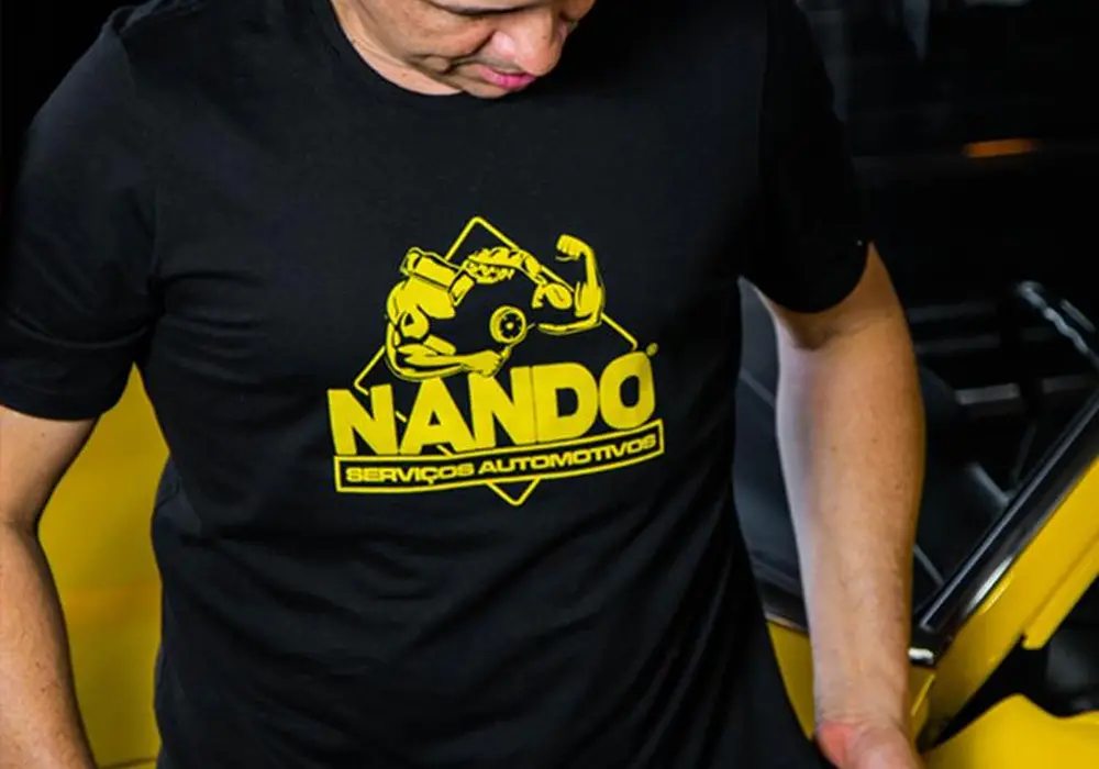 Camiseta Preta - Logo Amarela