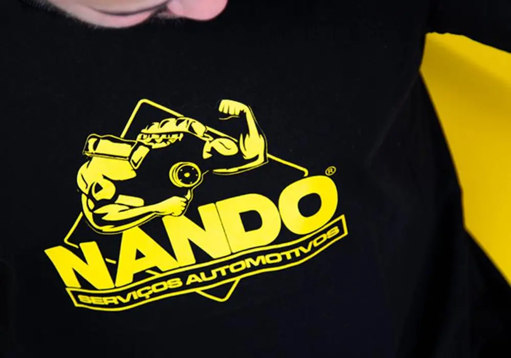 Camiseta Preta - Logo Amarela