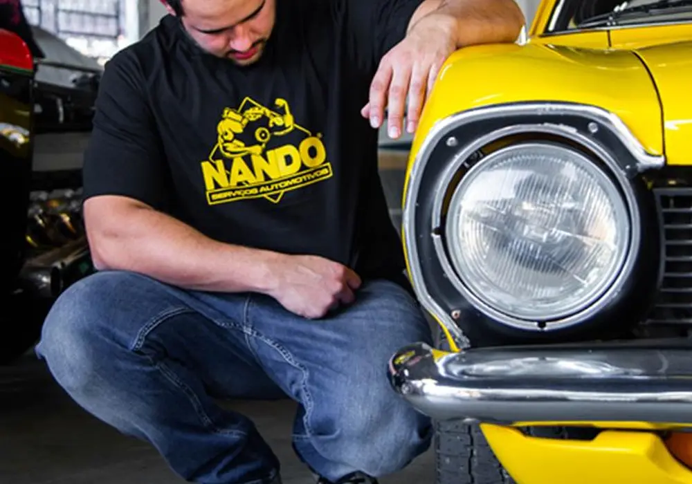 Camiseta Preta - Logo Amarela