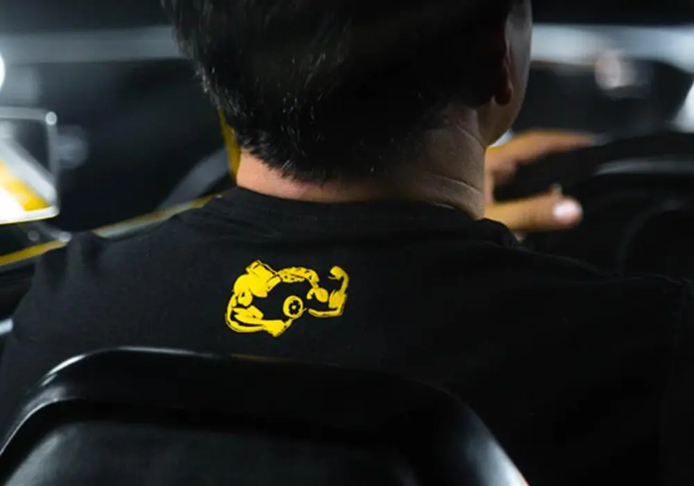 Camiseta Preta - Logo Amarela