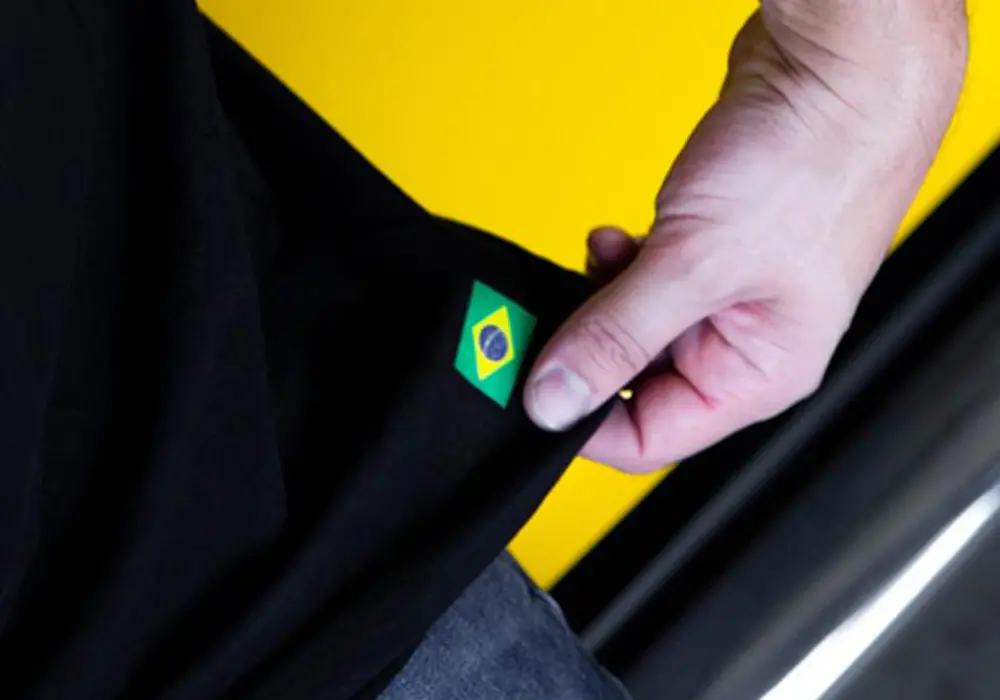 Camiseta Preta - Logo Amarela