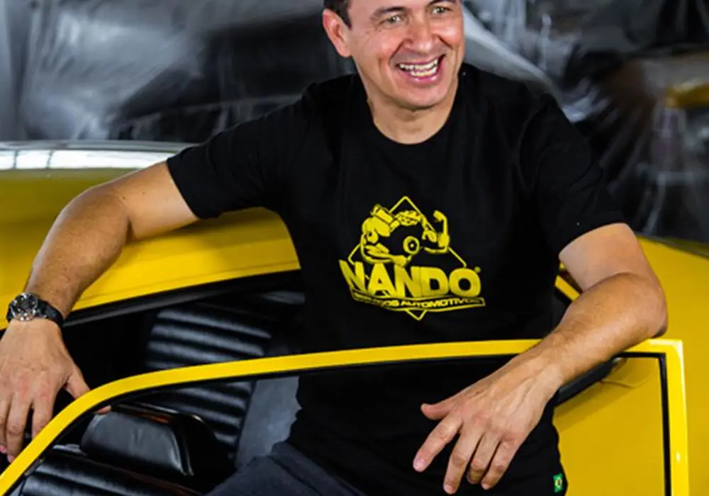 Camiseta Preta - Logo Amarela