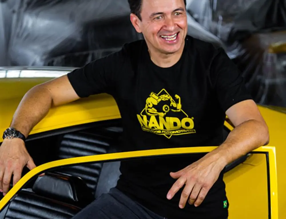 Camiseta Preta - Logo Amarela