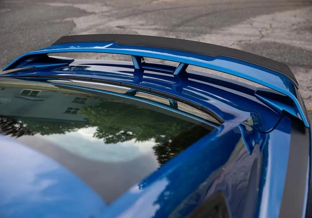 Spoiler traseiro com aba Gurney do pacote Performance RTR (GT 18-23 com pacote Performance, EcoBoost com pacote Performance)