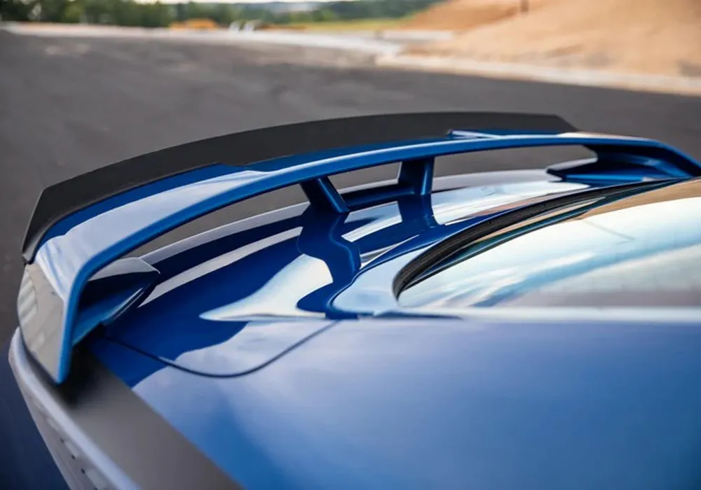 Spoiler traseiro com aba Gurney do pacote Performance RTR (GT 18-23 com pacote Performance, EcoBoost com pacote Performance)