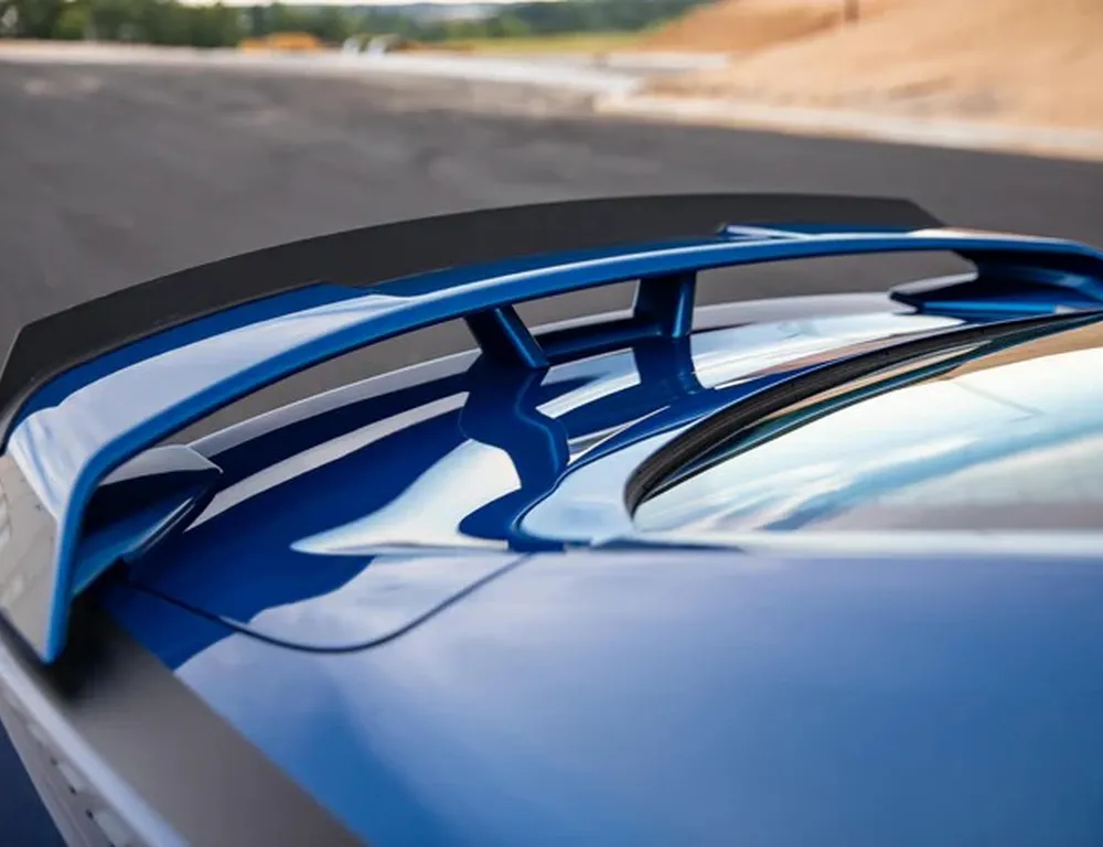 Spoiler traseiro com aba Gurney do pacote Performance RTR (GT 18-23 com pacote Performance, EcoBoost com pacote Performance)