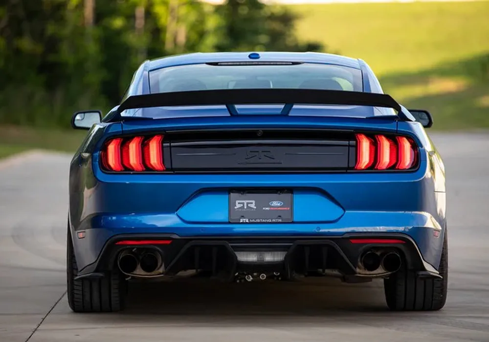Spoiler traseiro com aba Gurney do pacote Performance RTR (GT 18-23 com pacote Performance, EcoBoost com pacote Performance)