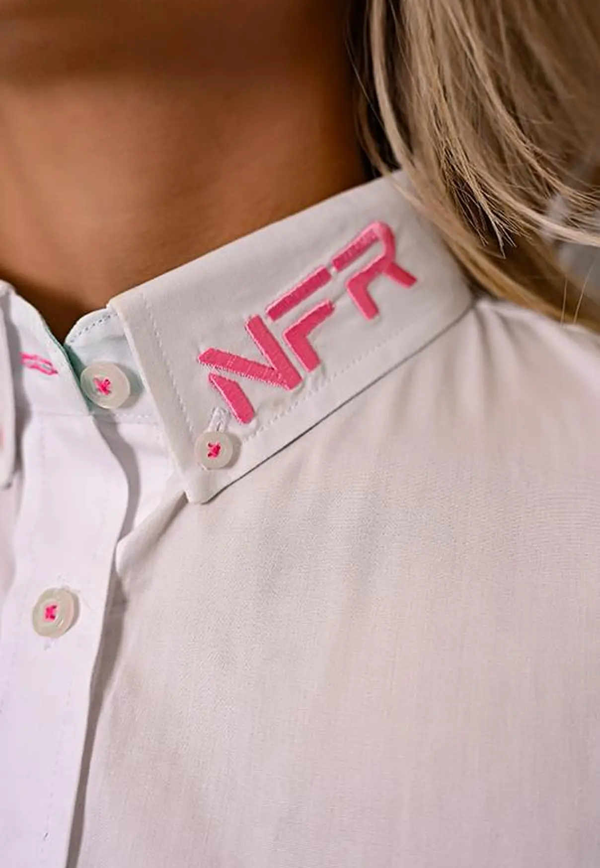 Camisa Feminina NFR Branca com Detalhes Rosa