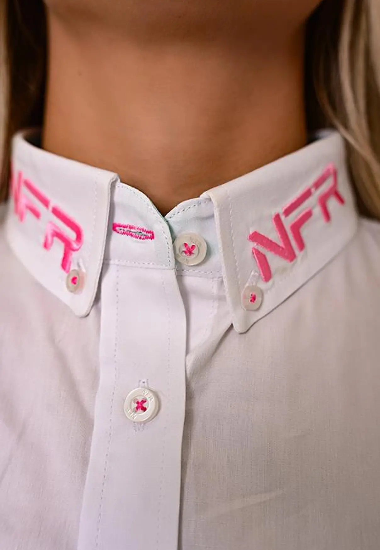 Camisa Feminina NFR Branca com Detalhes Rosa