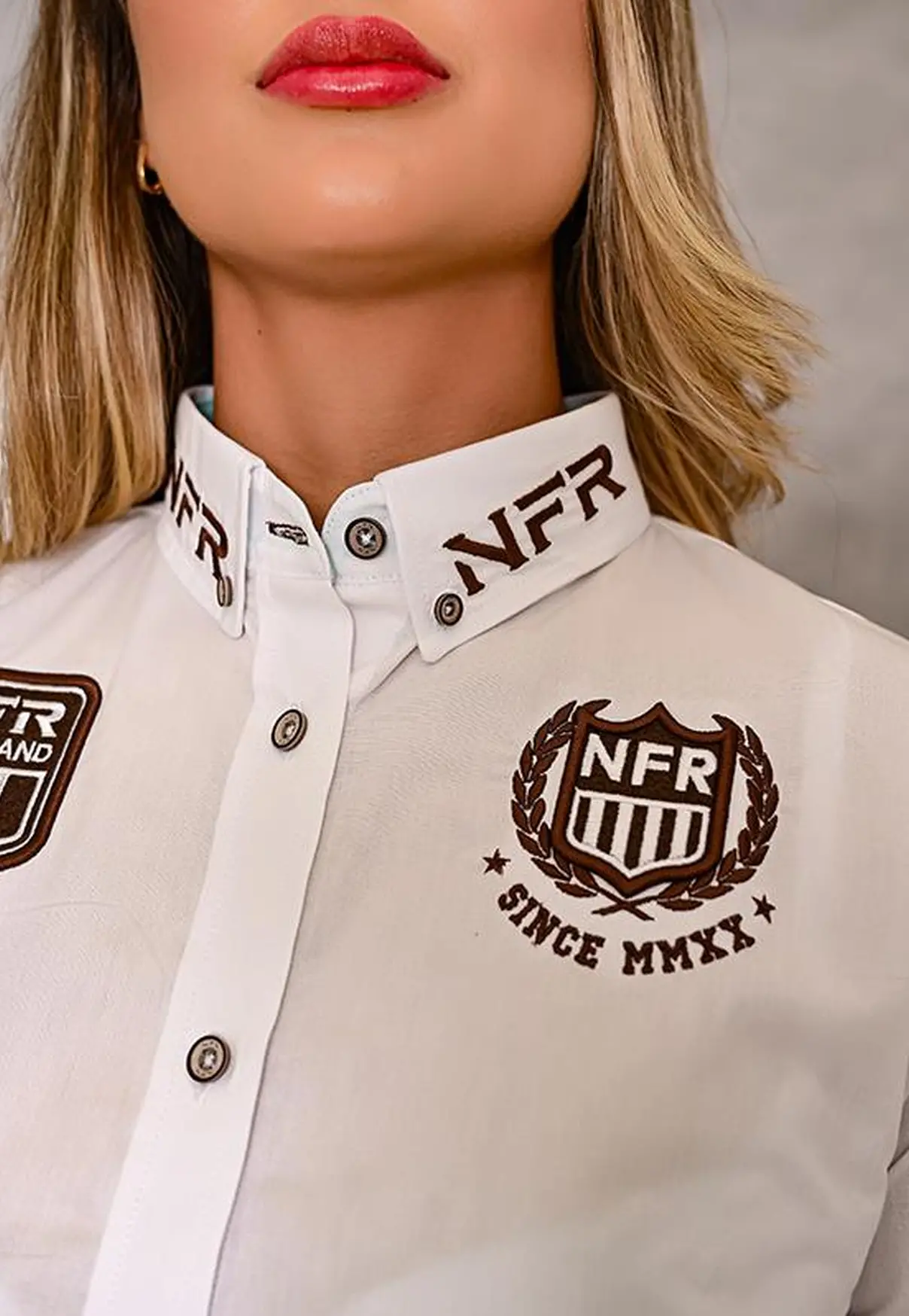Camisa Feminina NFR Branca com Bordados Marrom