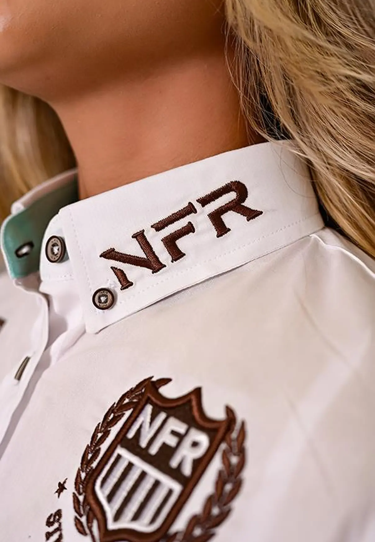 Camisa Feminina NFR Branca com Bordados Marrom