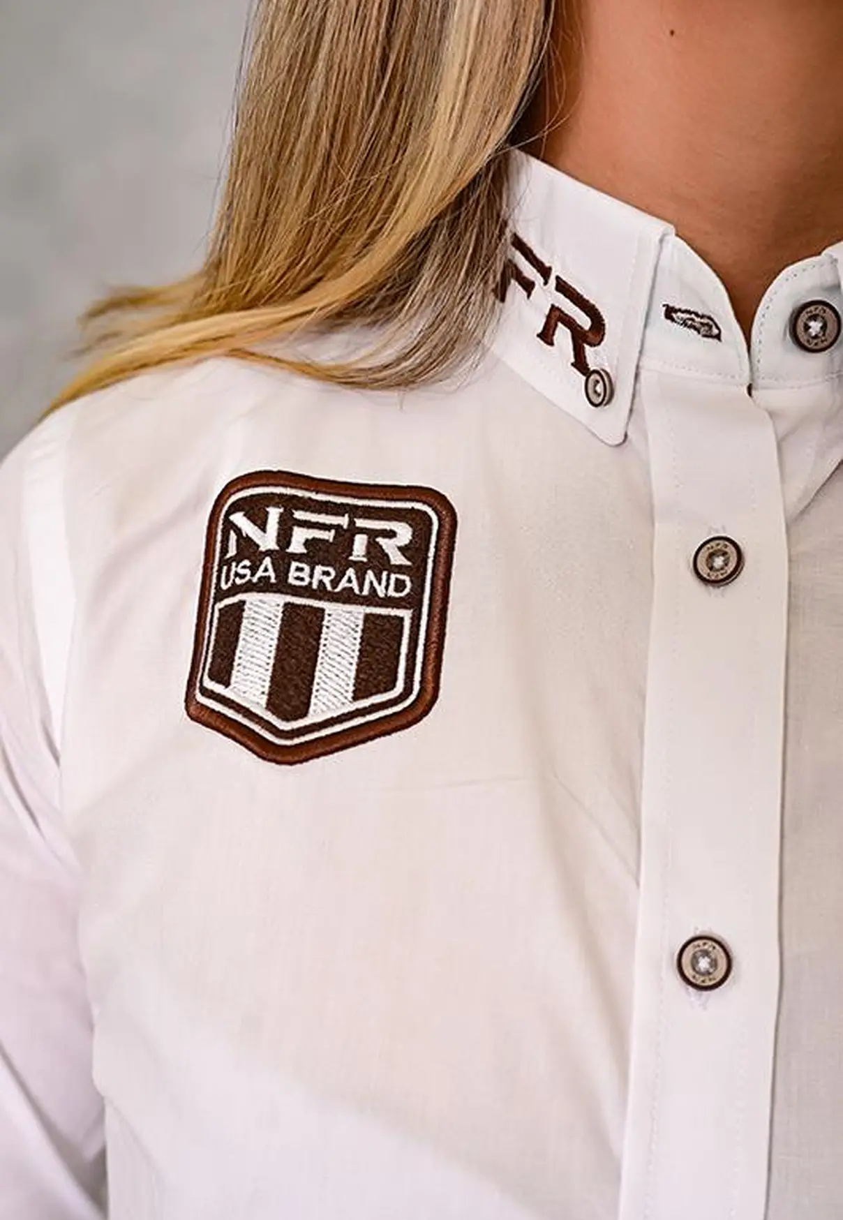 Camisa Feminina NFR Branca com Bordados Marrom