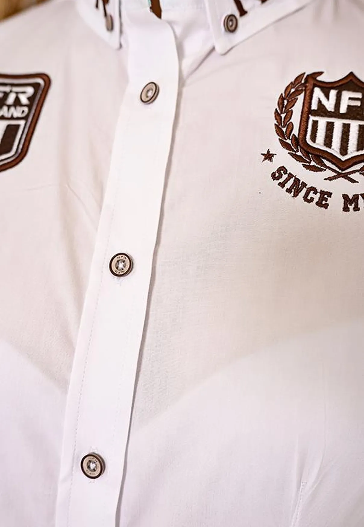 Camisa Feminina NFR Branca com Bordados Marrom