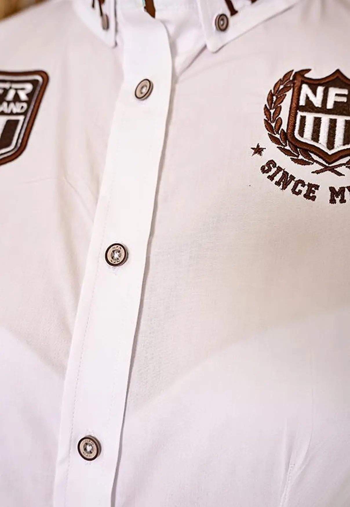 Camisa Feminina NFR Branca com Bordados Marrom