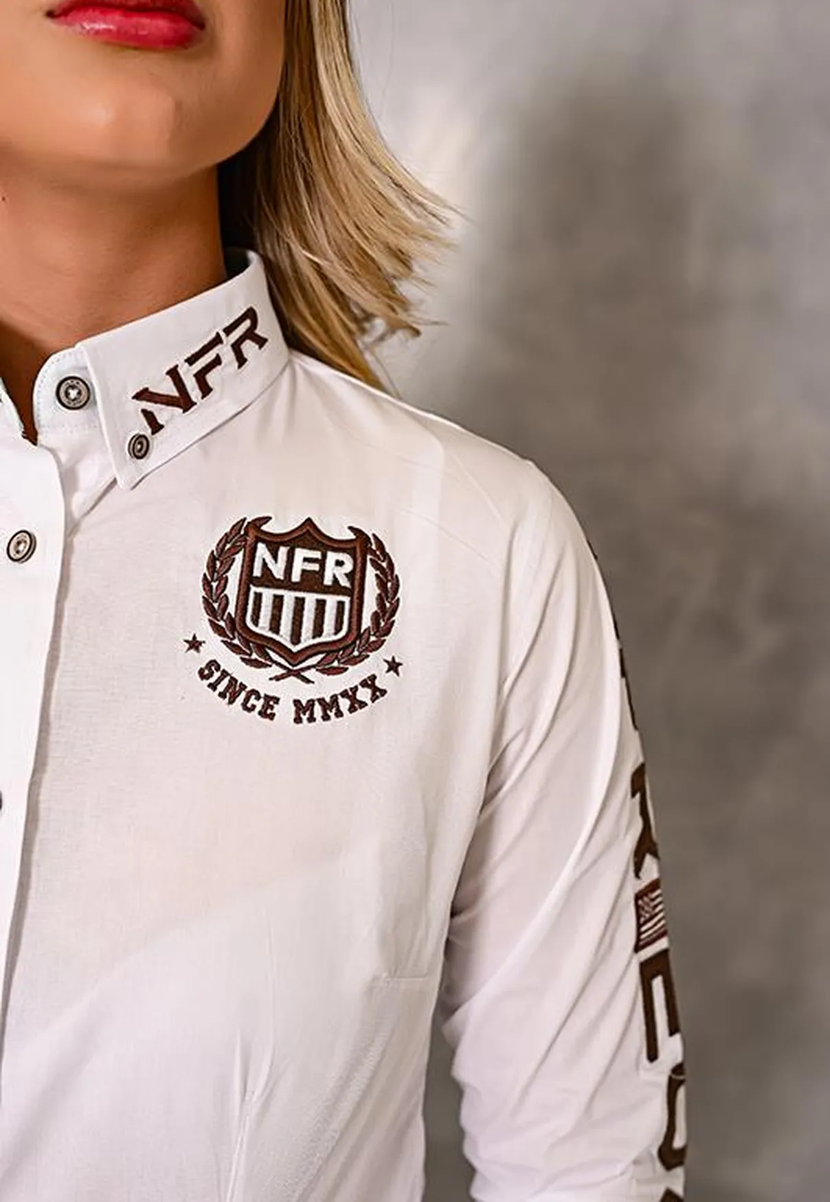 Camisa Feminina NFR Branca com Bordados Marrom