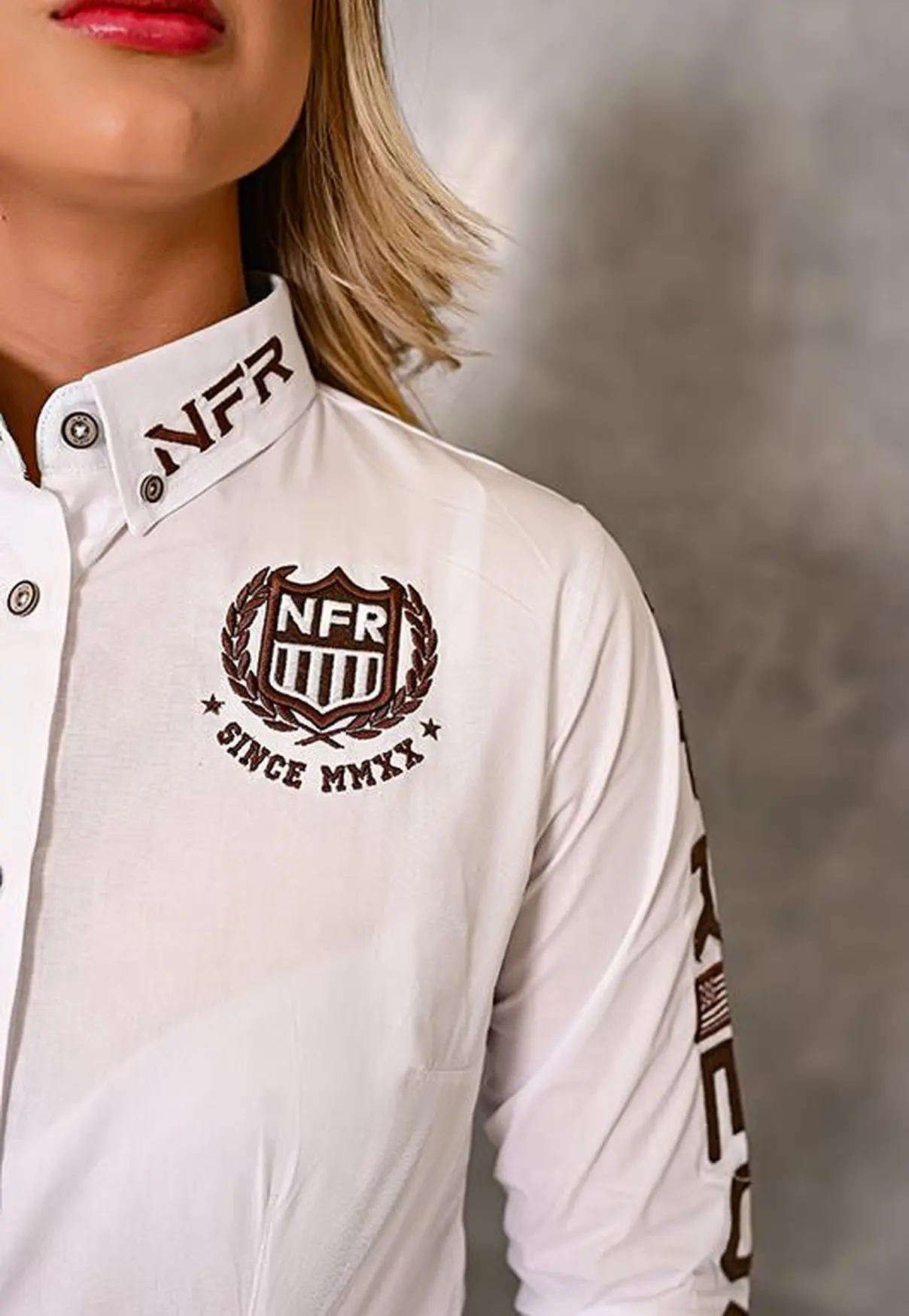Camisa Feminina NFR Branca com Bordados Marrom