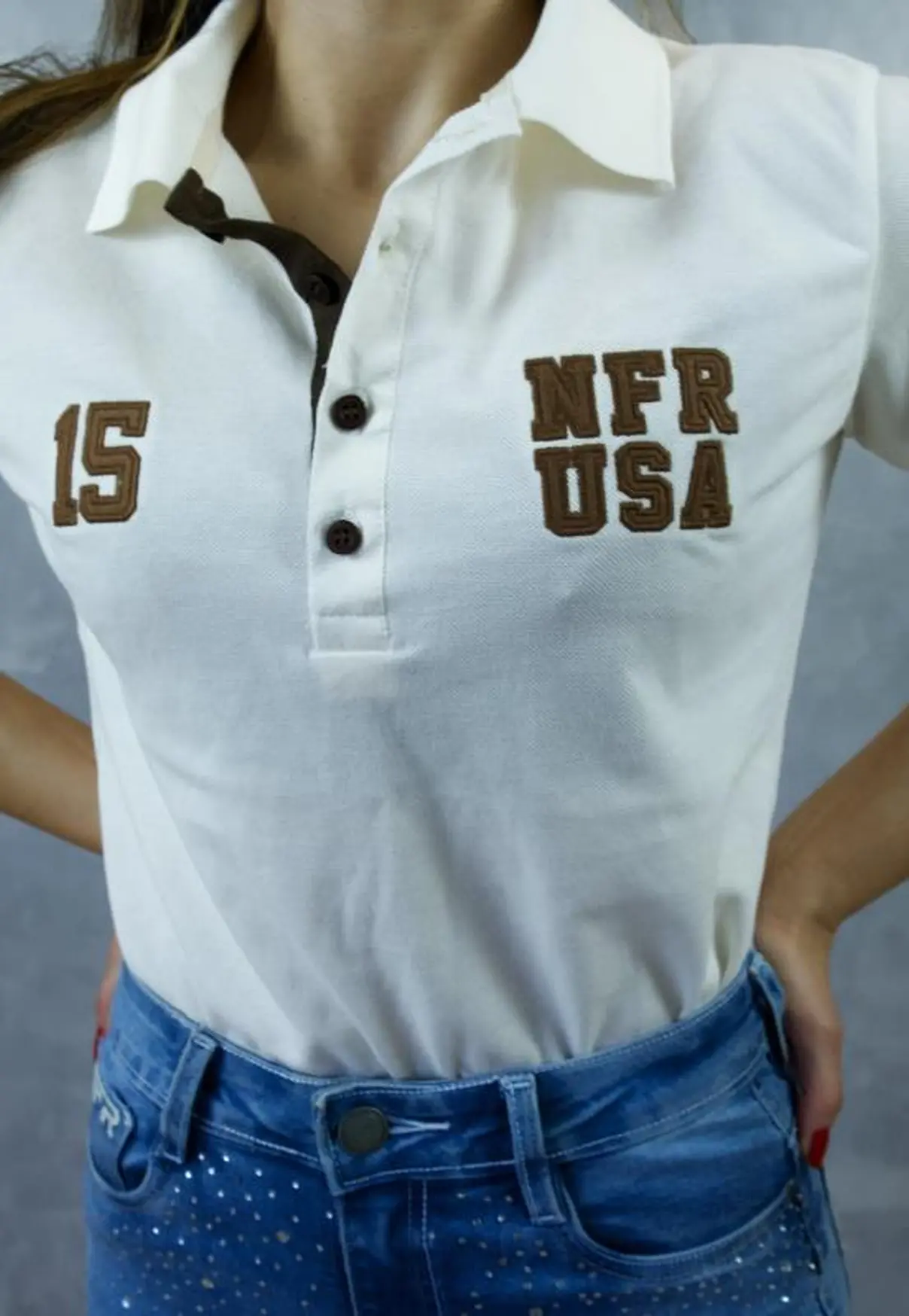 Polo Feminina NFR – Branca com Detalhes Premium