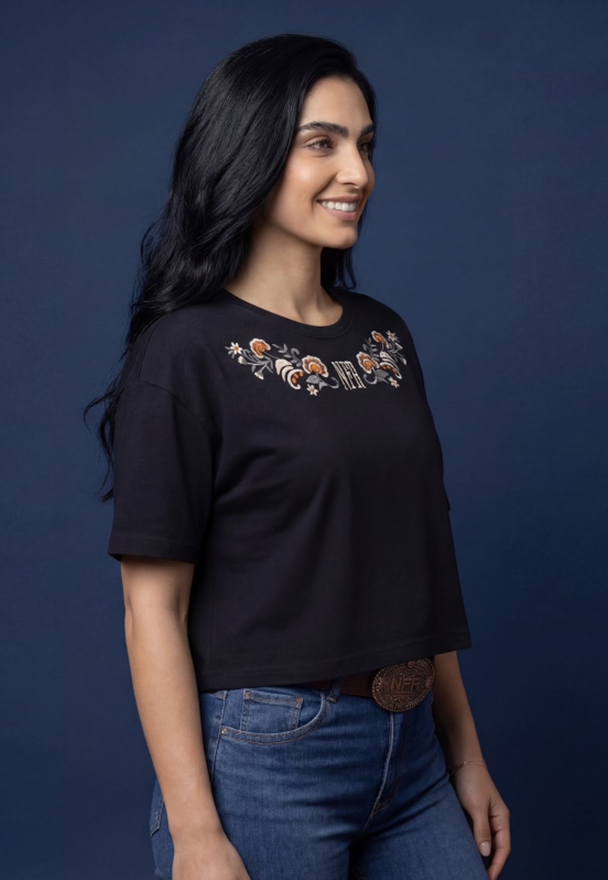 Cropped Feminino NFR – Bordado Floral Premium