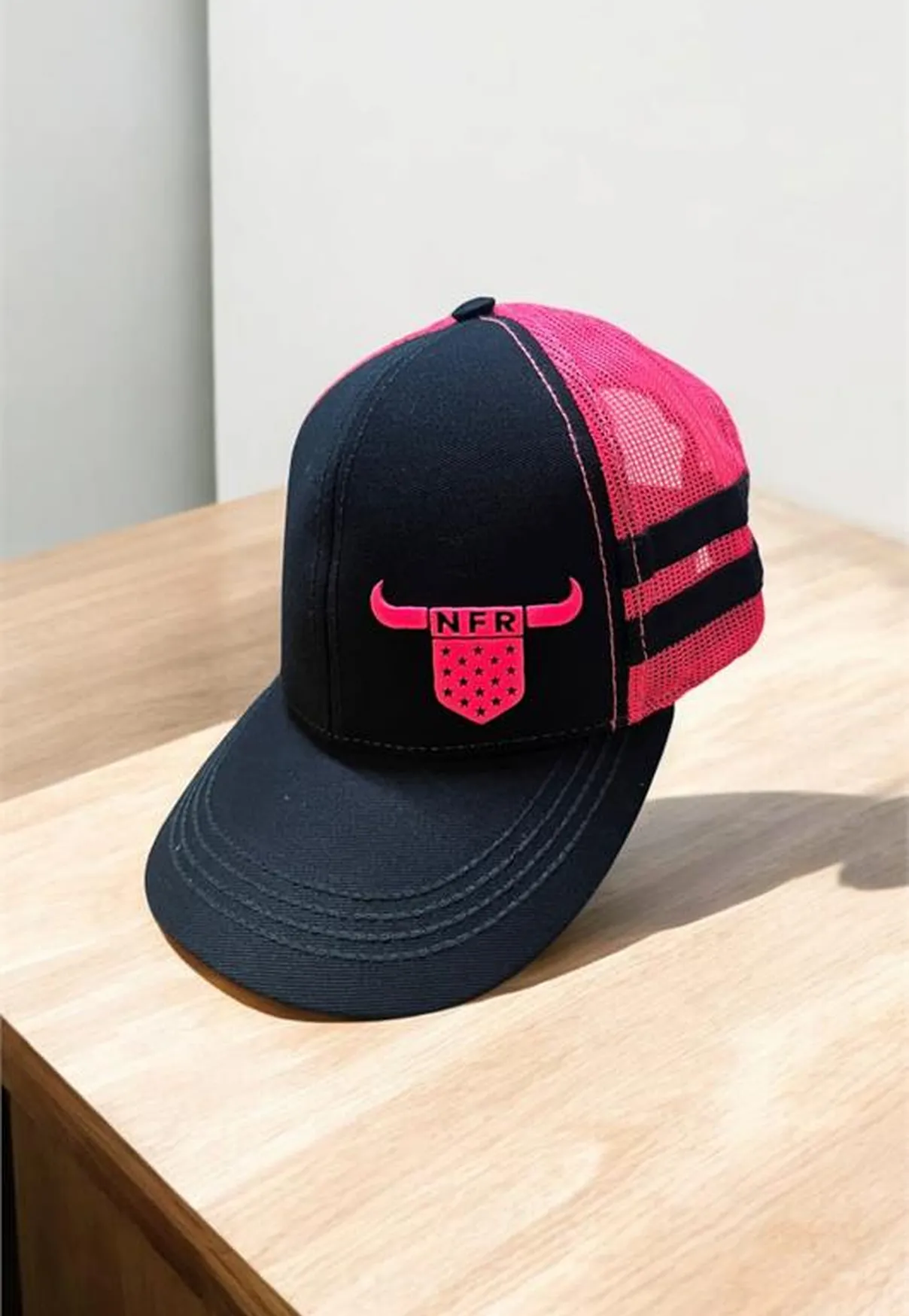 Boné Trucker NFR Bull Icon – Preto e Rosa Pink