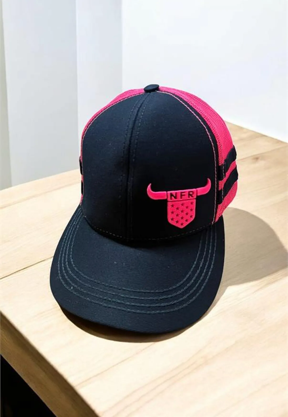 Boné Trucker NFR Bull Icon – Preto e Rosa Pink