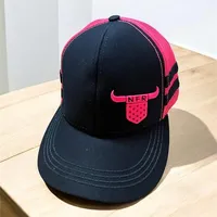 Boné Trucker NFR Bull Icon – Preto e Rosa Pink - imagem 1
