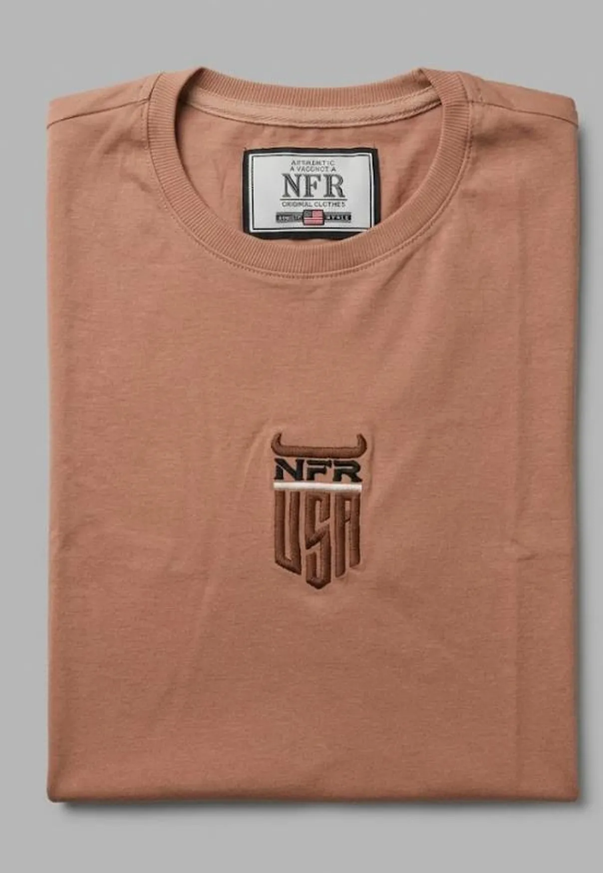 Camiseta Masculina NFR Shield Logo – Bege Rosé