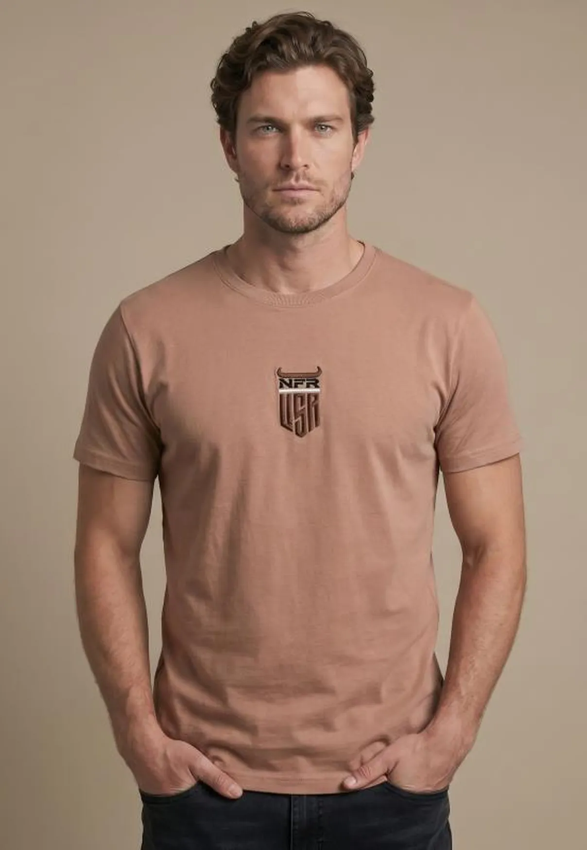 Camiseta Masculina NFR Shield Logo – Bege Rosé