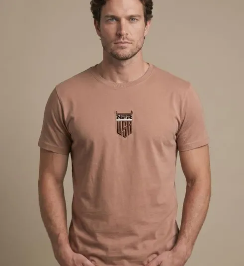 Camiseta Masculina NFR Shield Logo – Bege Rosé
