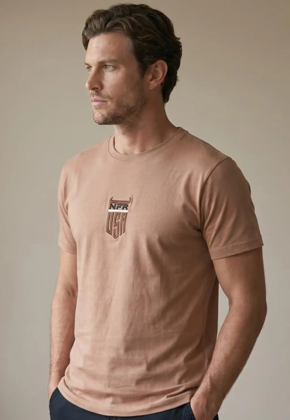 Camiseta Masculina NFR Shield Logo – Bege Rosé