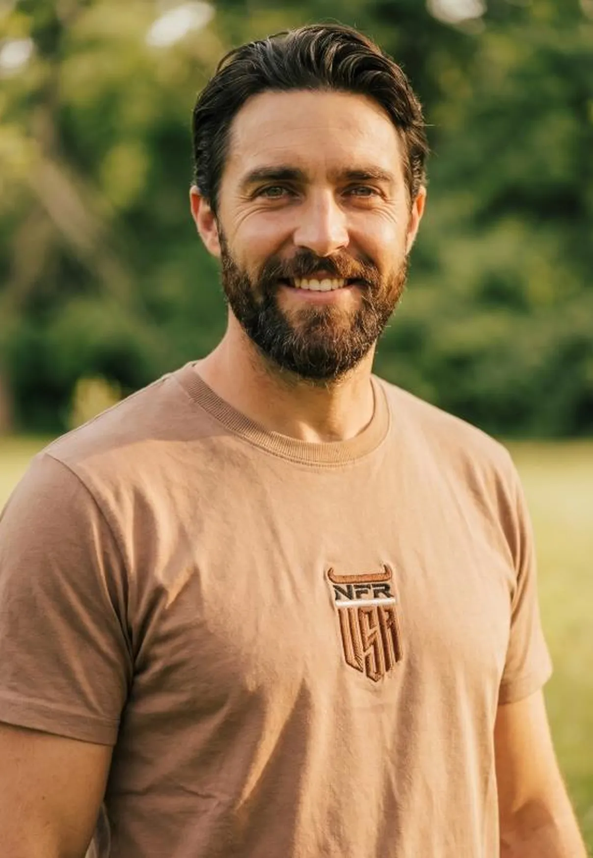Camiseta Masculina NFR Shield Logo – Bege Rosé