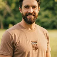 Camiseta Masculina NFR Shield Logo – Bege Rosé - imagem 5