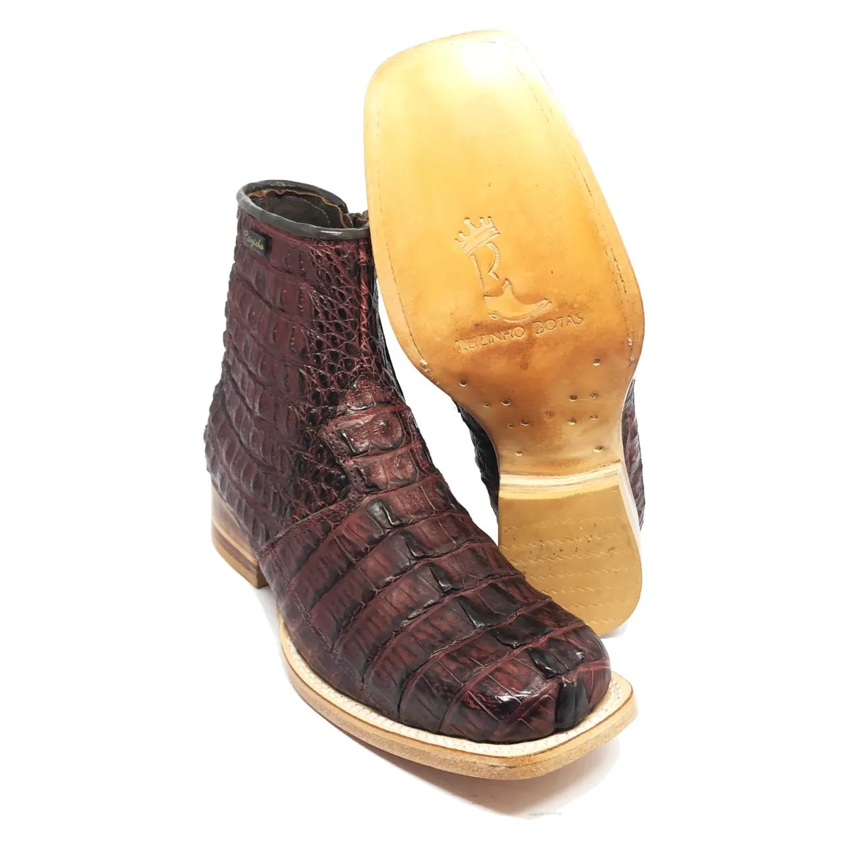 Bota Texana Reizinho Premium de Couro Legítimo de Jacaré Vinho Rabo LIMITED EDITION - Cano Curto Zíper, Bico Quadrado - Solado de Couro Artesanal | Reizinho Botas