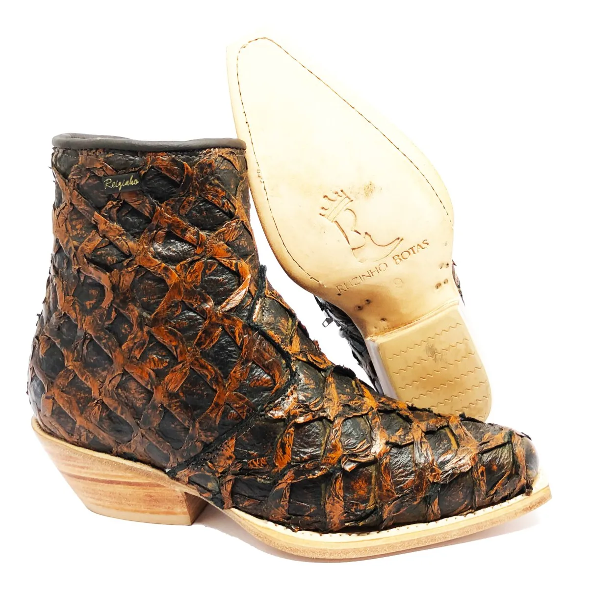 Bota Texana Reizinho Premium de Couro Legítimo de Pirarucu Brown Gold - Cano Curto, Bico Fino Quadradinho - Solado de Co