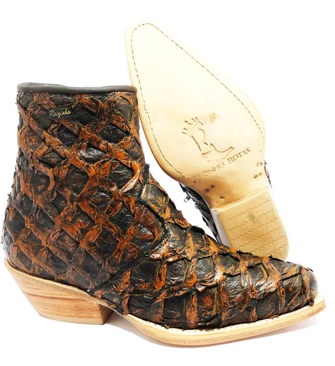 Bota Texana Reizinho Premium de Couro Legítimo de Pirarucu Brown Gold - Cano Curto, Bico Fino Quadradinho - Solado de Couro Artesanal