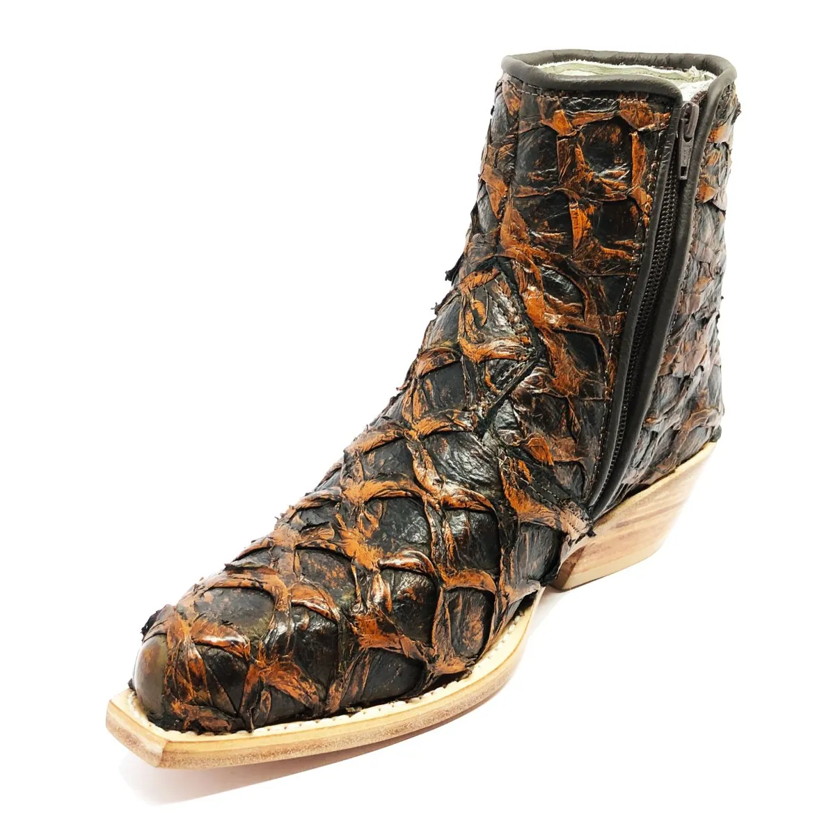 Bota Texana Reizinho Premium de Couro Legítimo de Pirarucu Brown Gold - Cano Curto, Bico Fino Quadradinho - Solado de Co