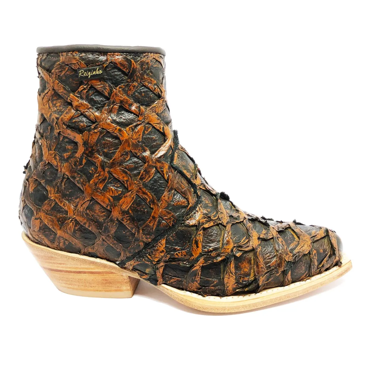 Bota Texana Reizinho Premium de Couro Legítimo de Pirarucu Brown Gold - Cano Curto, Bico Fino Quadradinho - Solado de Co