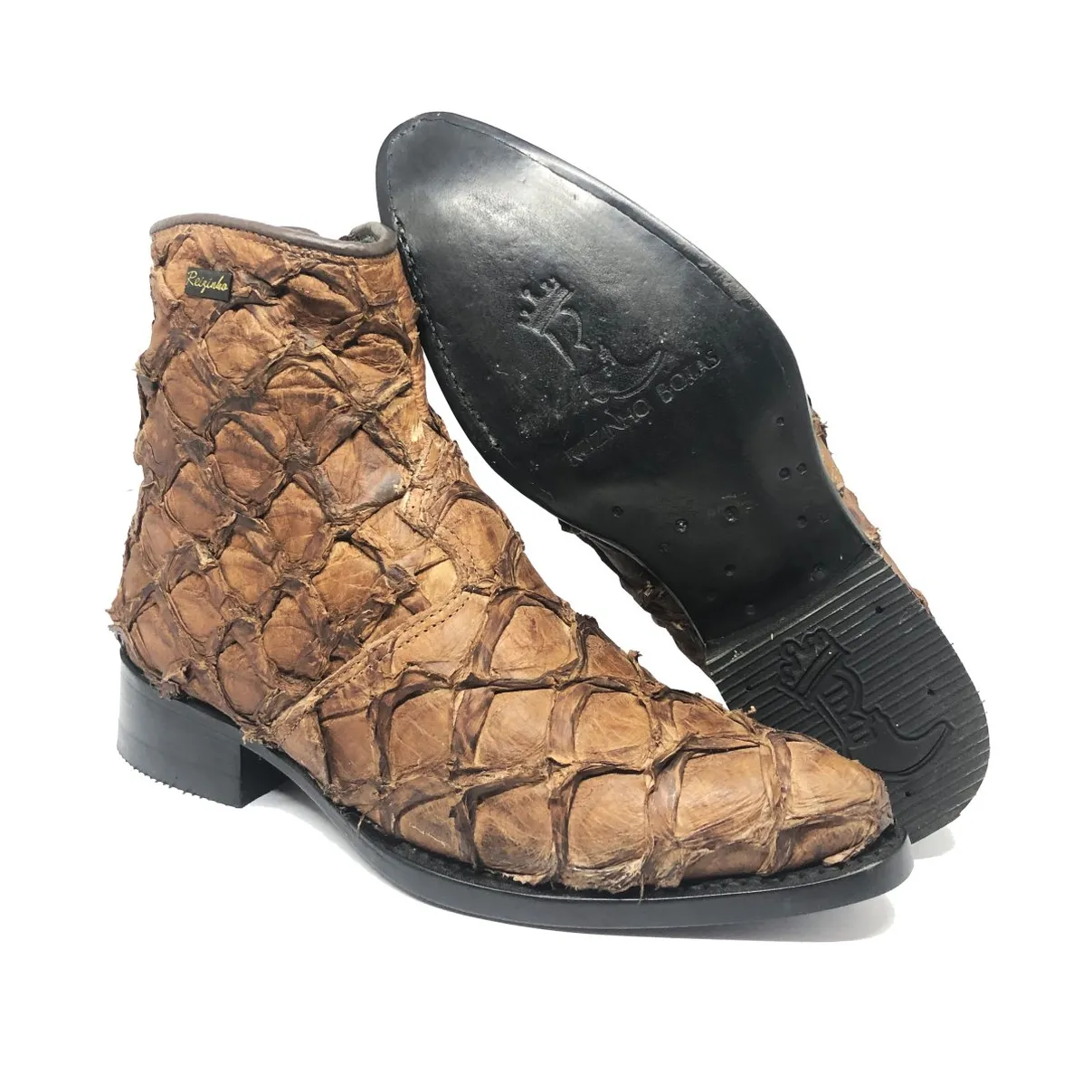 Bota Texana Reizinho Premium de Couro Legítimo de Pirarucu Dry Leaf - Cano Curto, Bico Fino Arredondado - Solado de Couro Artesanal