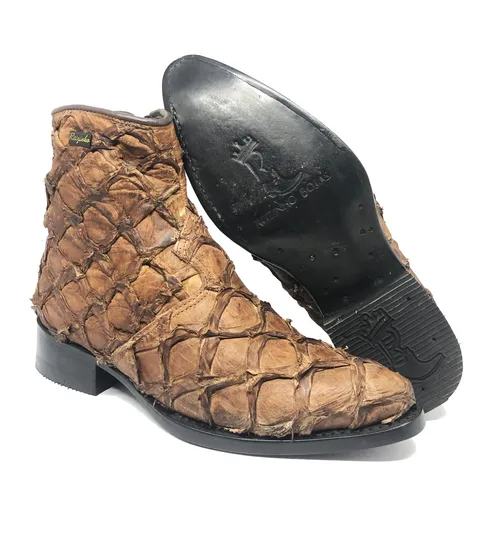 Bota Texana Reizinho Premium de Couro Legítimo de Pirarucu Dry Leaf - Cano Curto, Bico Fino Arredondado - Solado de Couro Artesanal