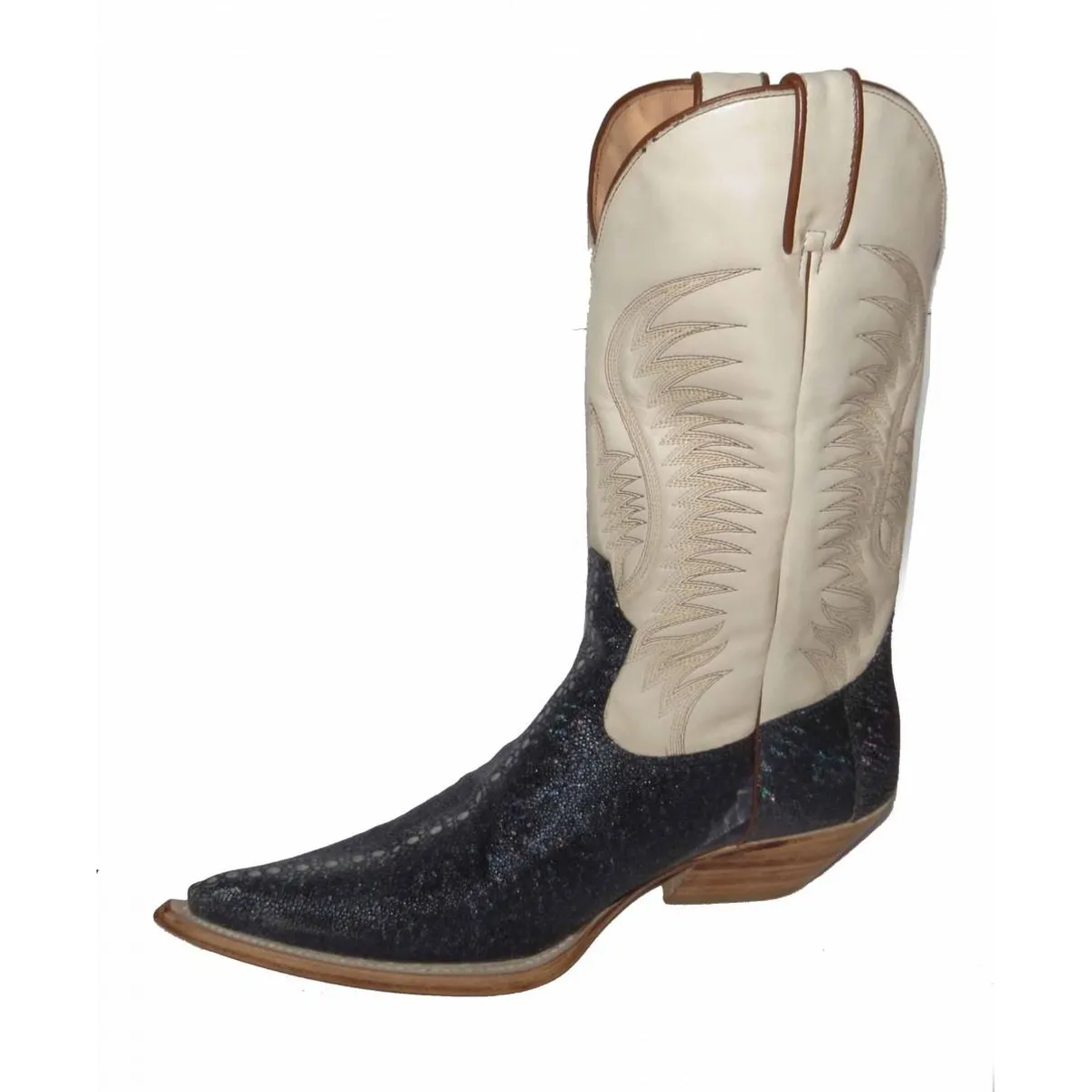Bota de Arraia Rainha Blue Sky - CANO ALTO, BICO FINO, ​SOLADO DE COURO ARTESANAL