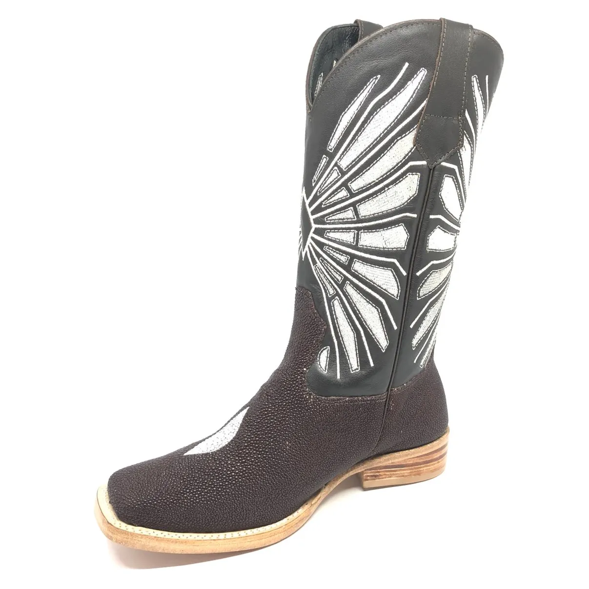 BOTA DE ARRAIA CAFÉ - CANO ALTO, BICO QUADRADO, ​SOLADO DE COURO ARTESANAL