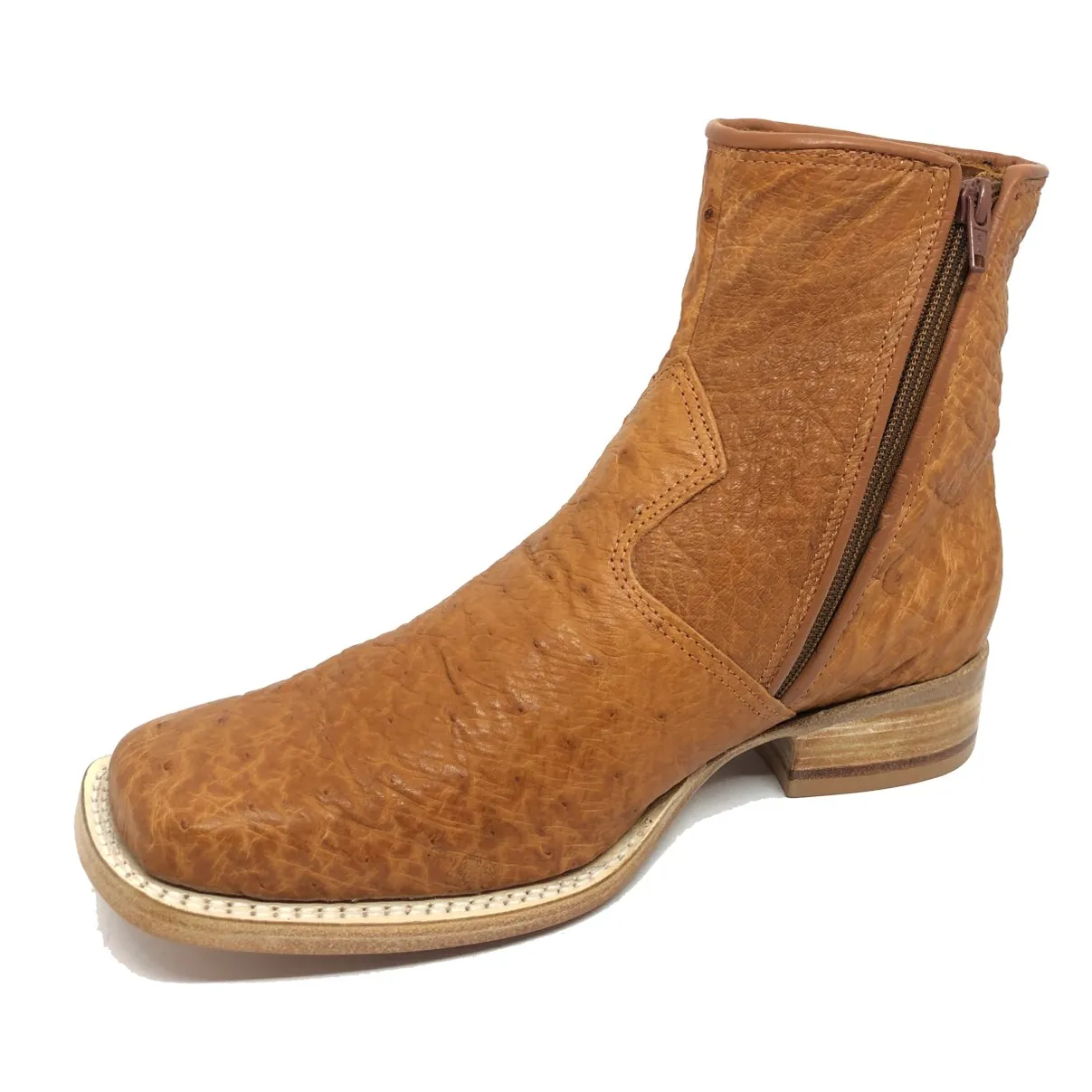 BOTA DE BARRIGA DE AVESTRUZ CONHAQUE - CANO CURTO, BICO QUADRADO, ​SOLADO DE COURO ARTESANAL