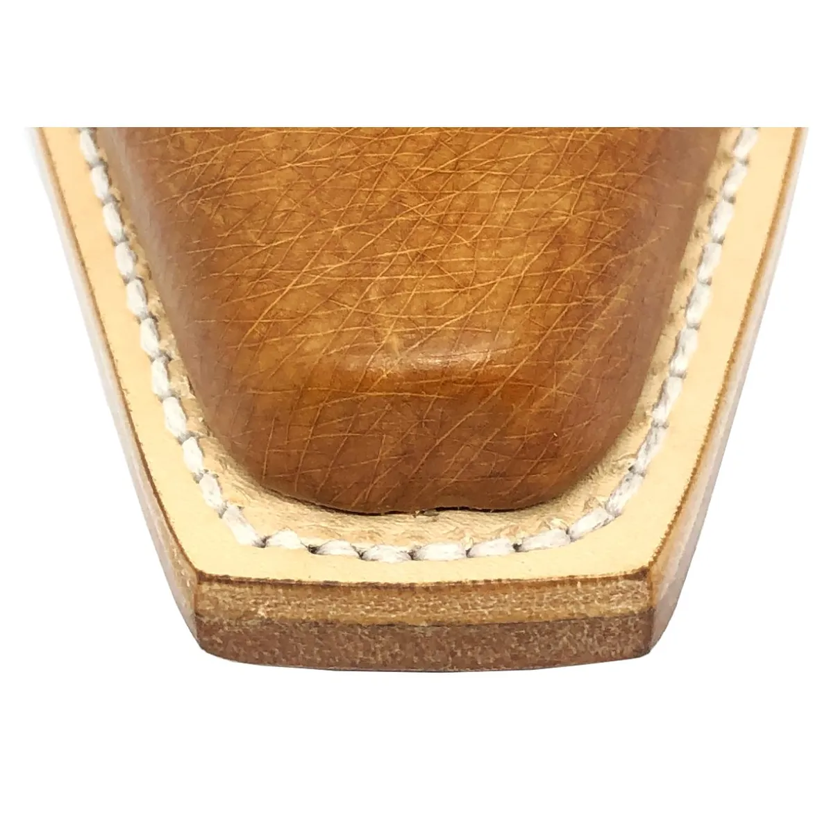 BOTA DE BARRIGA DE AVESTRUZ CONHAQUE - CANO ALTO, BICO QUADRADINHO, SOLADO DE COURO ARTESANAL