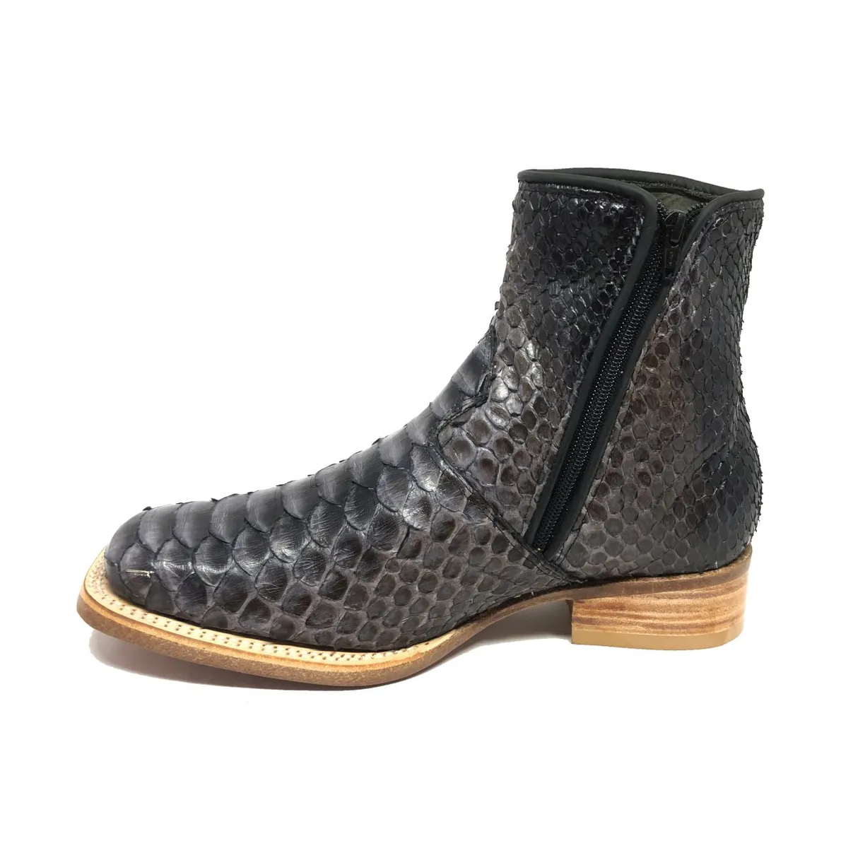 Bota de Cobra Python Luxo Black - CANO CURTO, BICO QUADRADO, ​SOLADO DE COURO ARTESANAL