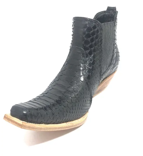 Bota de Cobra Python Preta - Cano Curto, Bico Fino Quadradinho, Solado de Couro Artesanal