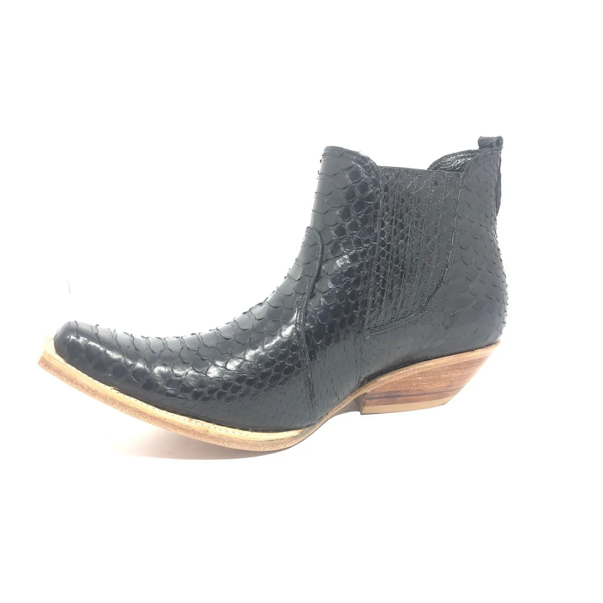 Bota de Cobra Python Preta - Cano Curto, Bico Fino Quadradinho, Solado de Couro Artesanal