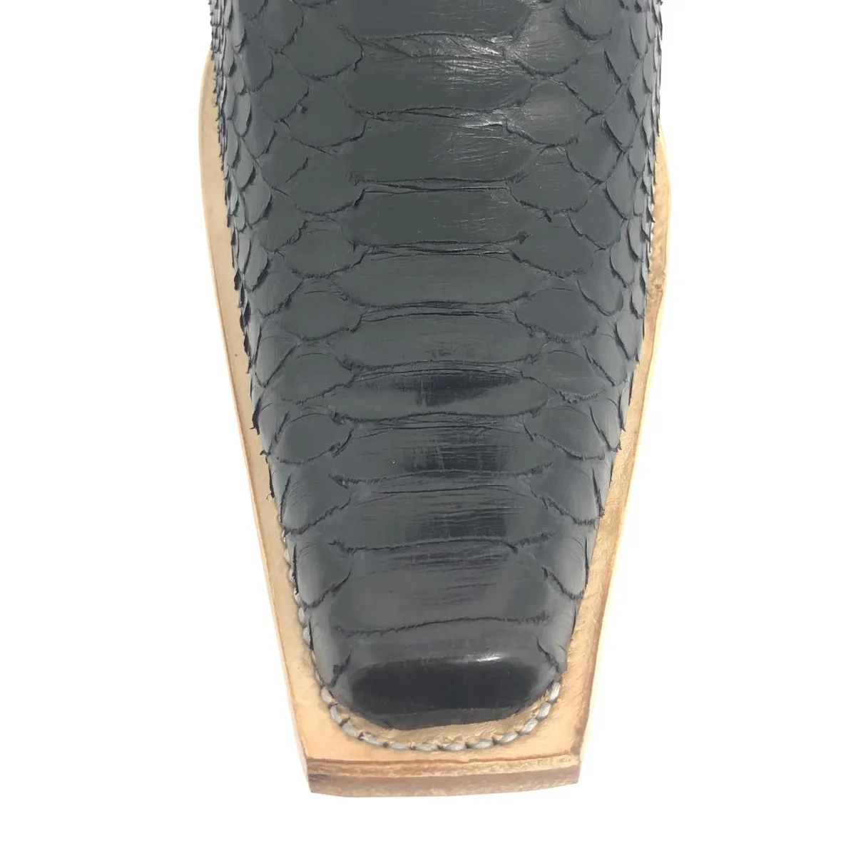 Bota de Cobra Python Preta - Cano Curto, Bico Fino Quadradinho, Solado de Couro Artesanal