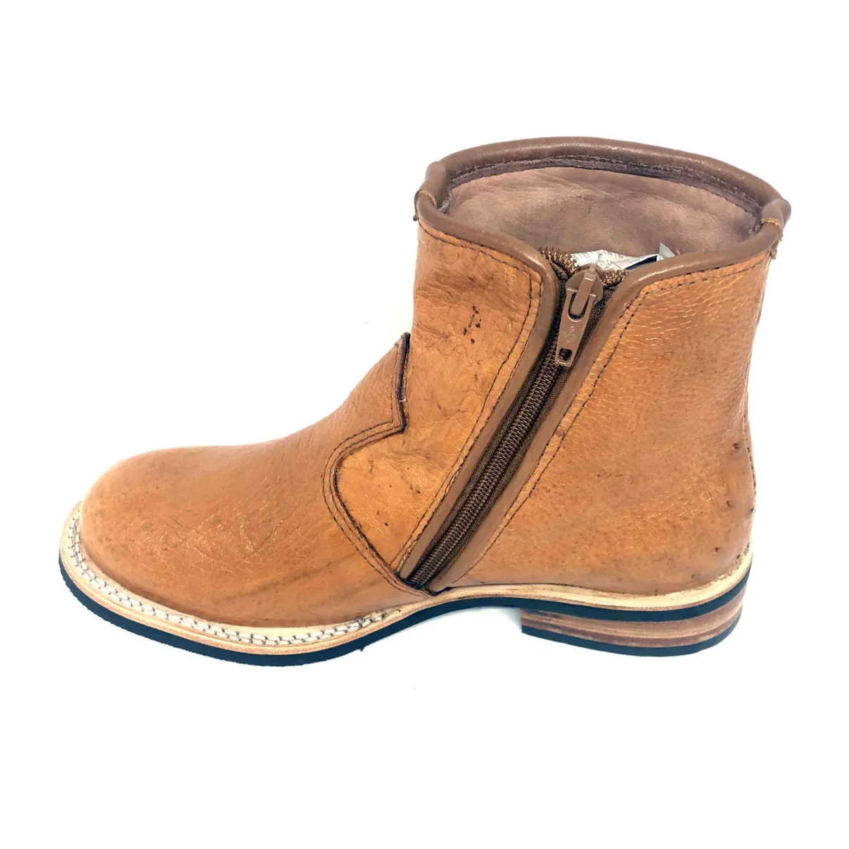 Bota de Barriga de Avestruz Conhaque - CANO CURTO, BICO REDONDO, SOLADO X-FLEX ARTESANAL