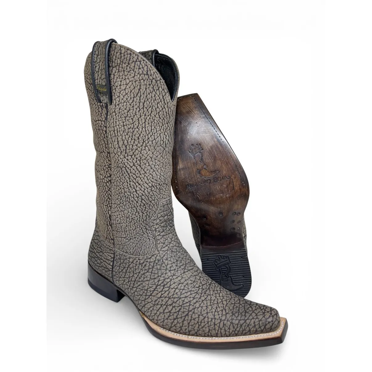 Bota Texana Reizinho Premium Inteira de Couro Legítimo de Bisão Cinza Stone - Cano Alto, Bico Fino Quadradinho - Solado de Couro Artesanal